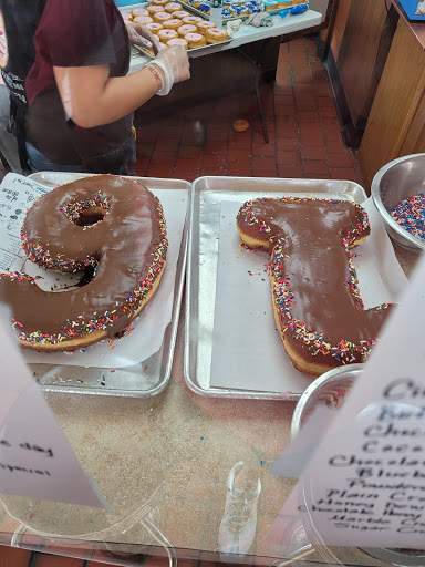 Donut Shop «Donut King», reviews and photos, 411 Middle St, Weymouth, MA 02189, USA