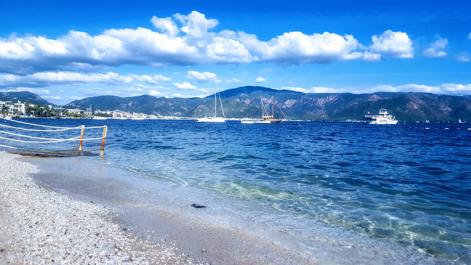 Marmaris Plajı IV'in fotoğrafı uçurumlarla desteklenmiş