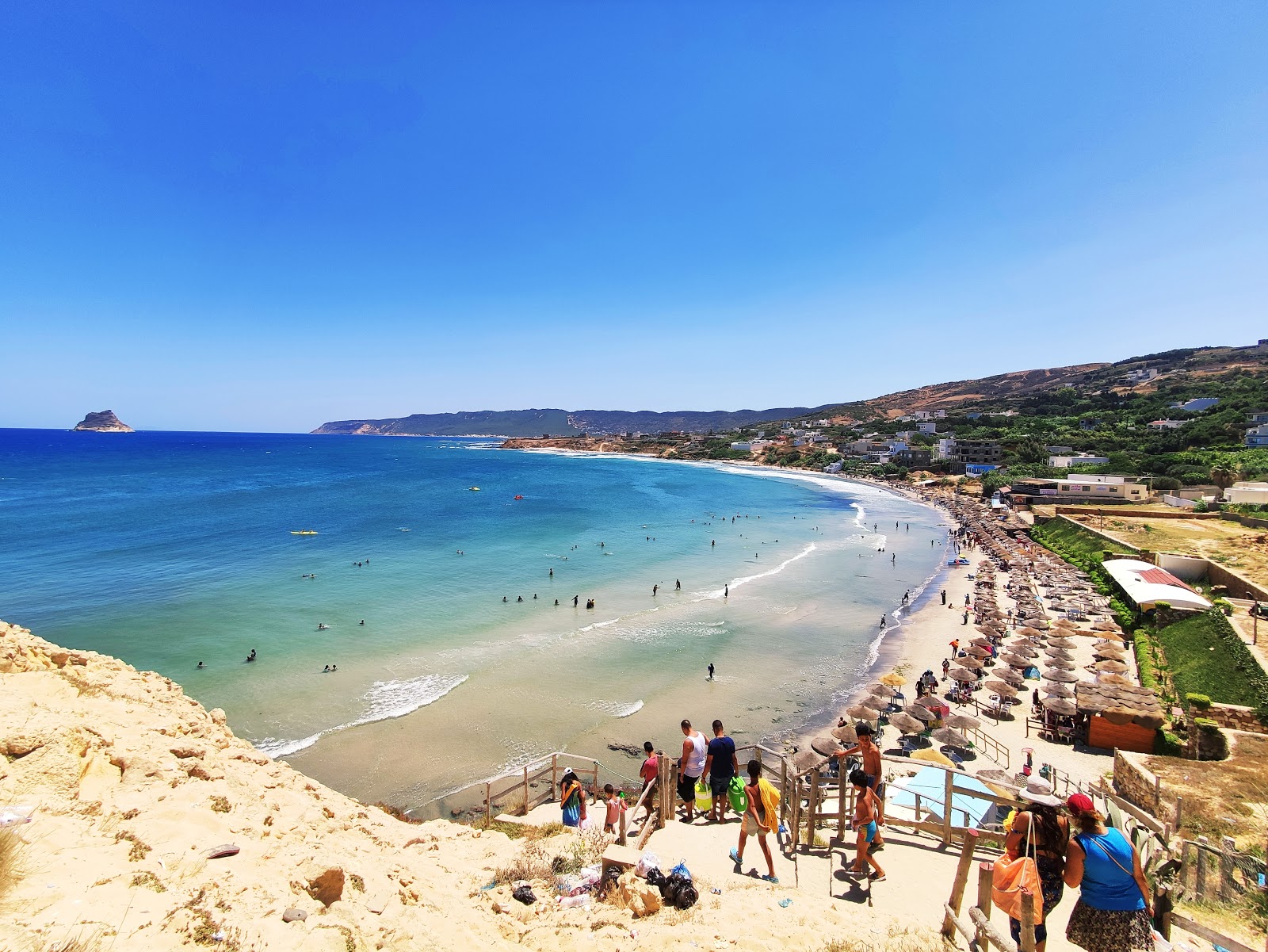 Foto de Ain Mestir Beach com areia bege superfície