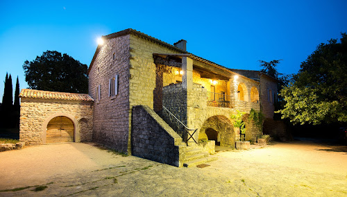 Gîte la Jabione: location maison de caractère gîte holidays rental(Ardèche, Vallon Pont D'Arc) à Labeaume