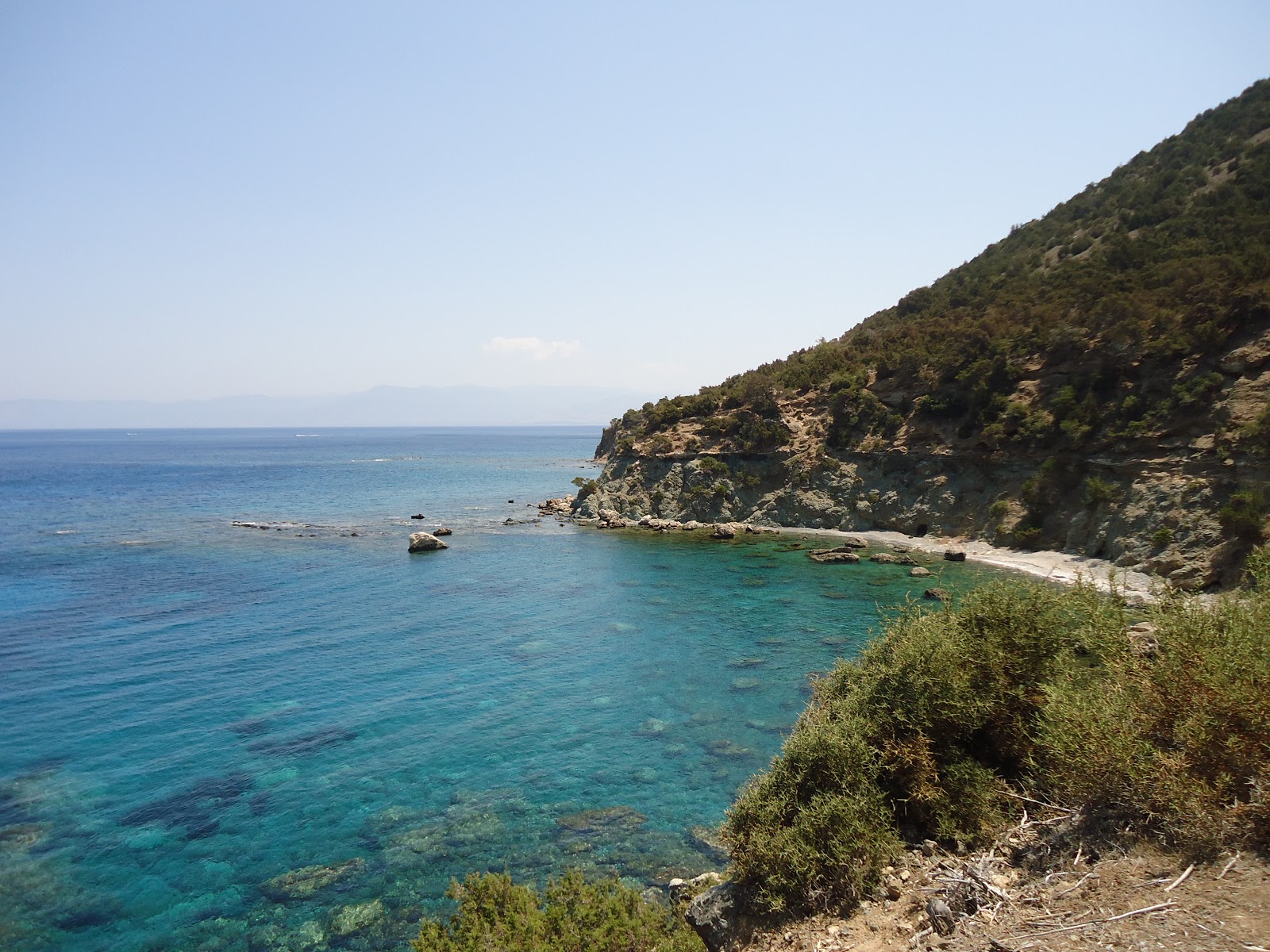 Zdjęcie Belle Vue Beach otoczony górami