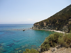 Zdjęcie Belle Vue Beach otoczony górami