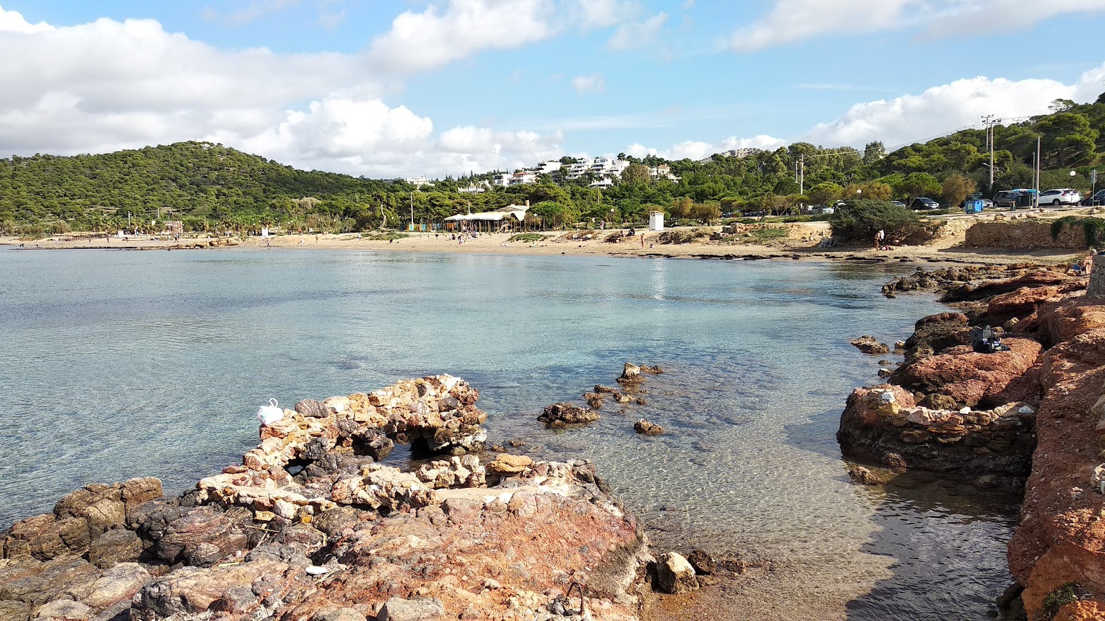 Φωτογραφία του Kavouri beach παροχές περιοχής