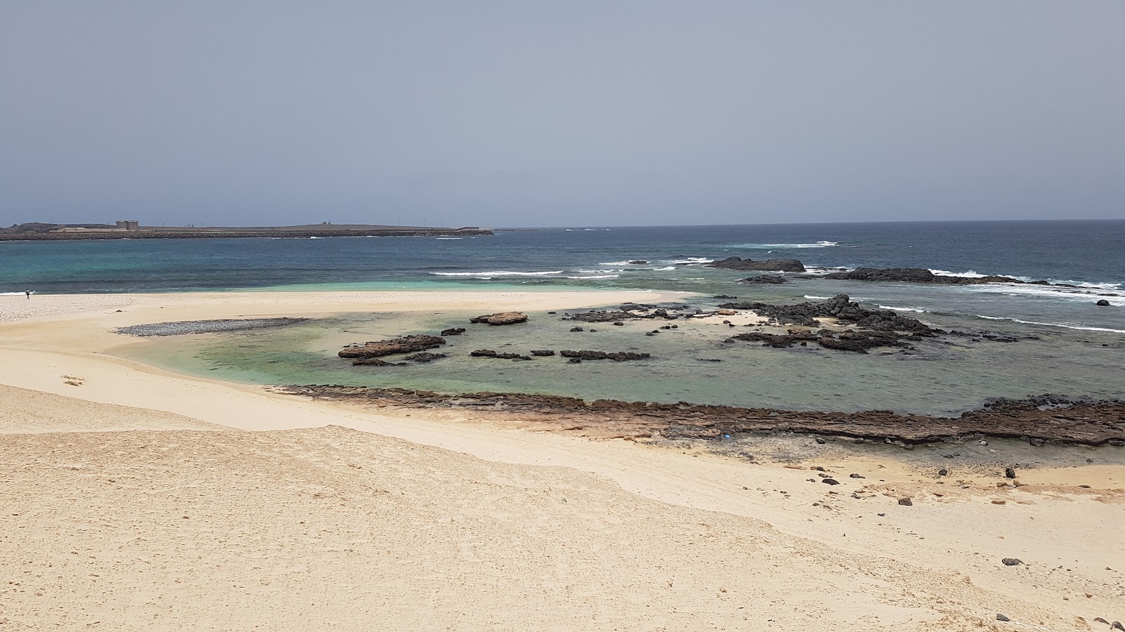 Foto af Praia de Cabral med høj niveau af renlighed