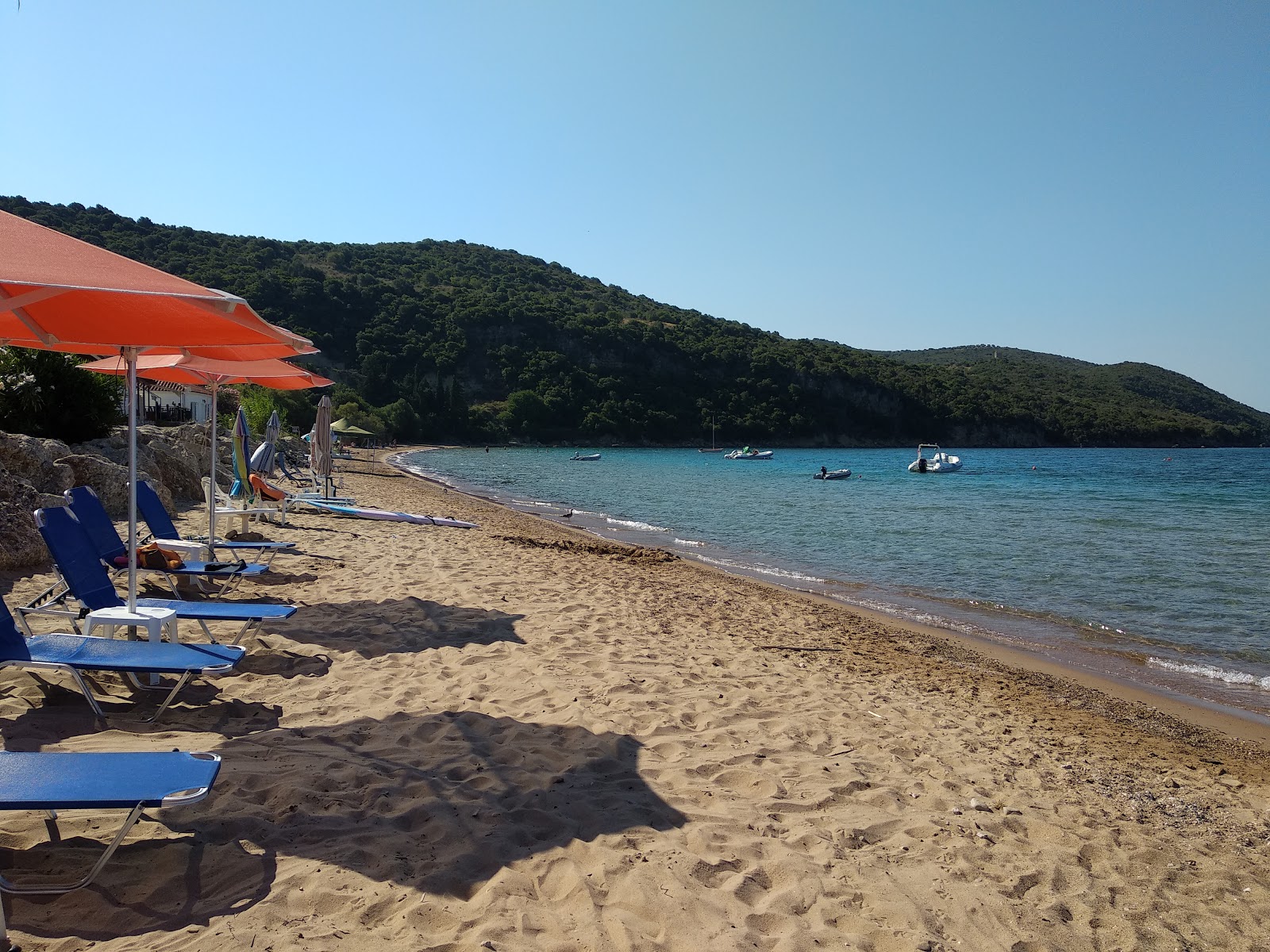 Fotografie cu Loutsa beach cu o suprafață de apa pură turcoaz