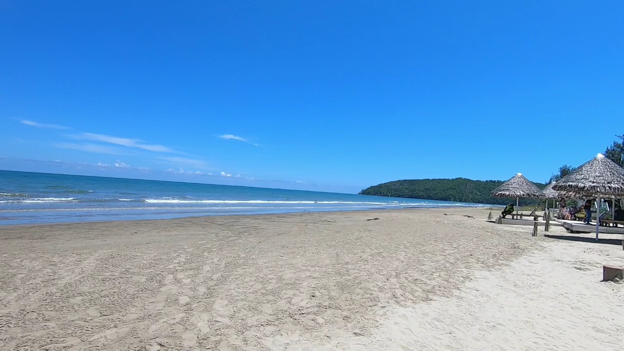 Foto von D'Dayang Beach mit heller sand Oberfläche