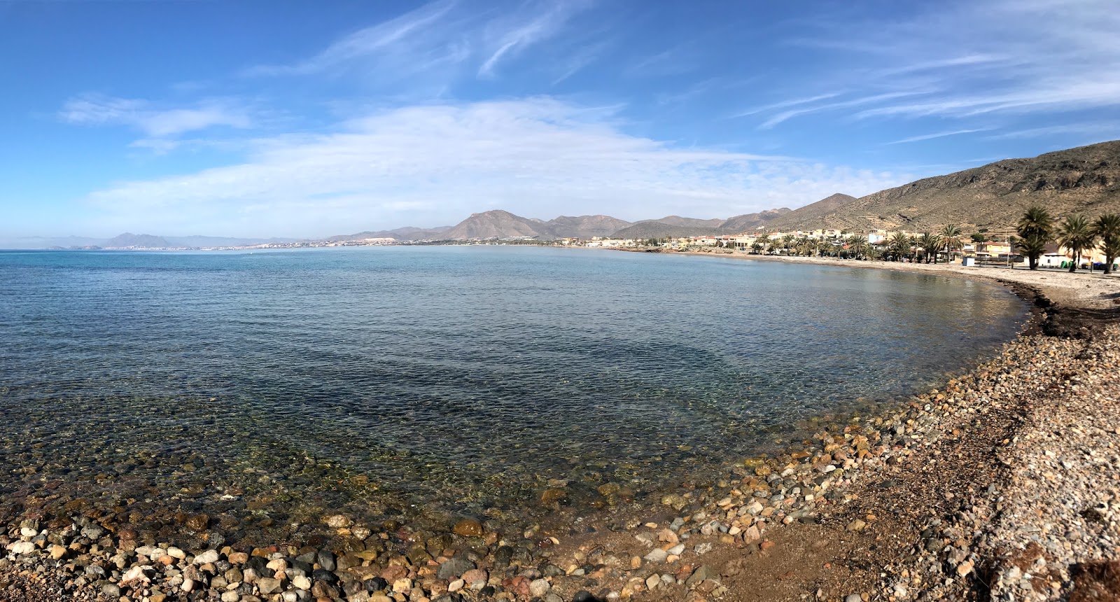 Foto von Playa de la Chapineta mit kleine, graue kiesel Oberfläche
