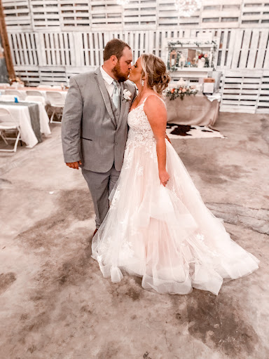 Bridal Shop «Regiss Bridal & Prom - Glasgow», reviews and photos, 114 Ensminger Dr, Glasgow, KY 42141, USA