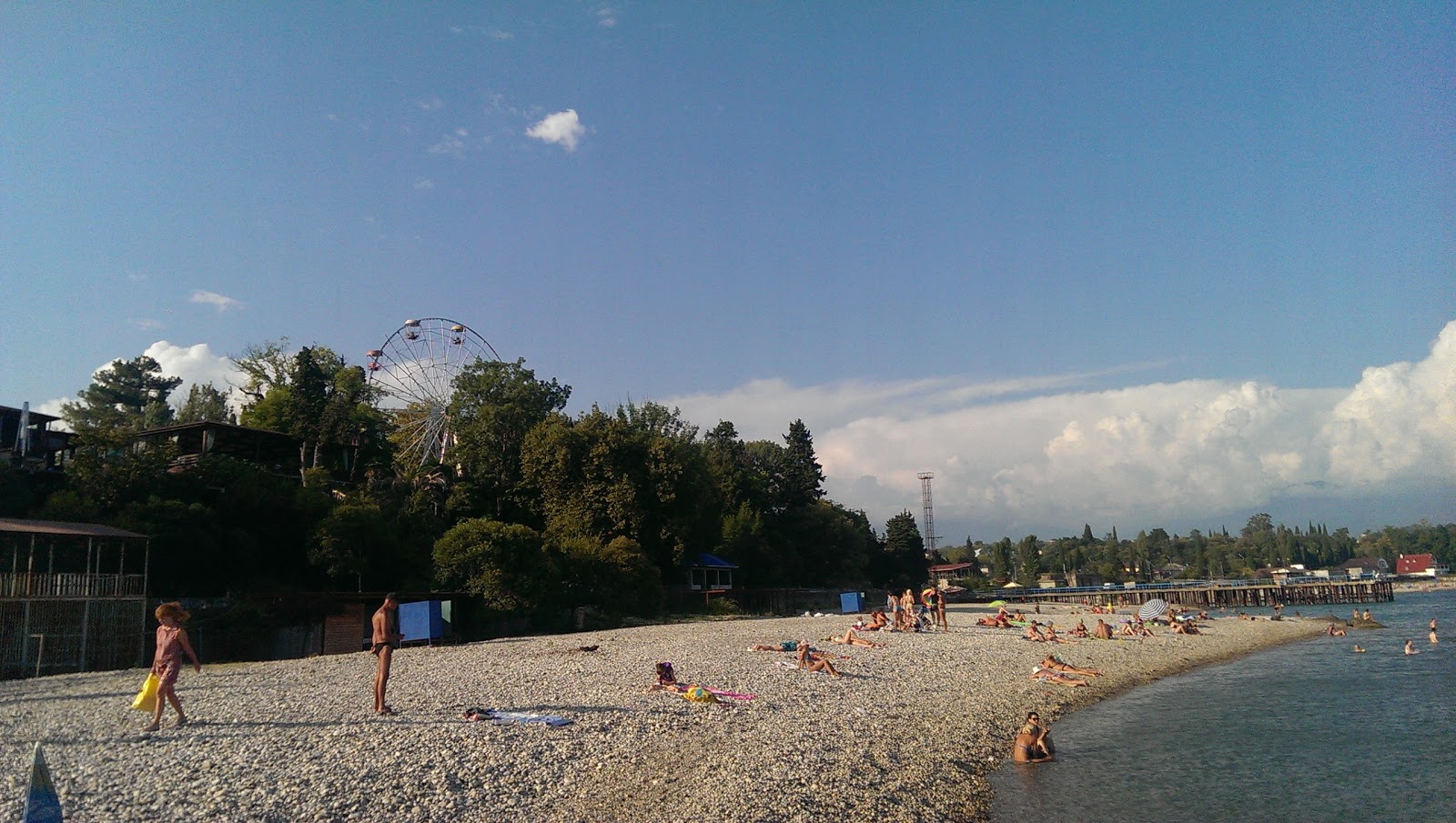 Foto af Gudauta beach bakket op af klipperne