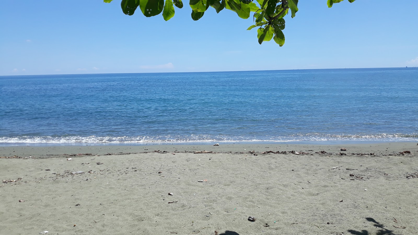 Foto di Banwa sang Cauayan Beach con una superficie del sabbia grigia