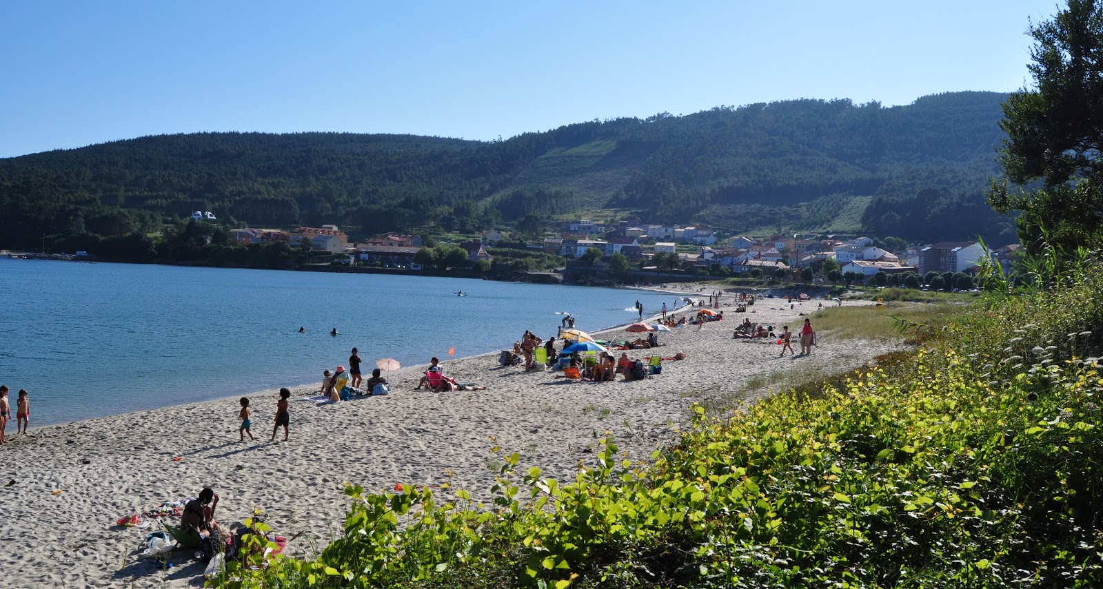 Fotografie cu Praia de Sardineiro cu o suprafață de apă pură albastră