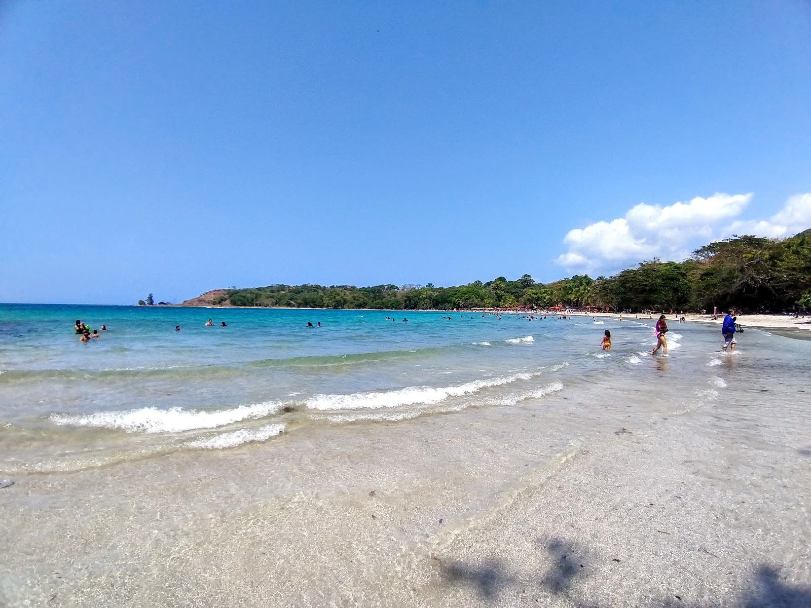 Foto van Angosta Beach met helder zand oppervlakte