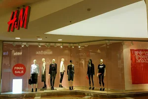 H&M image