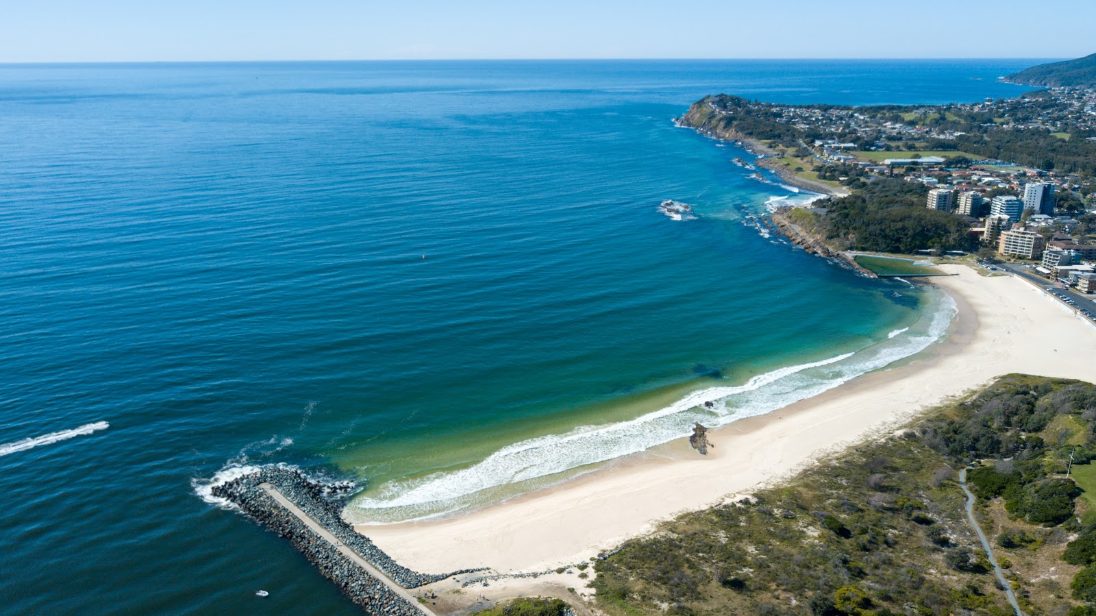 Forster Beach的照片 带有碧绿色纯水表面