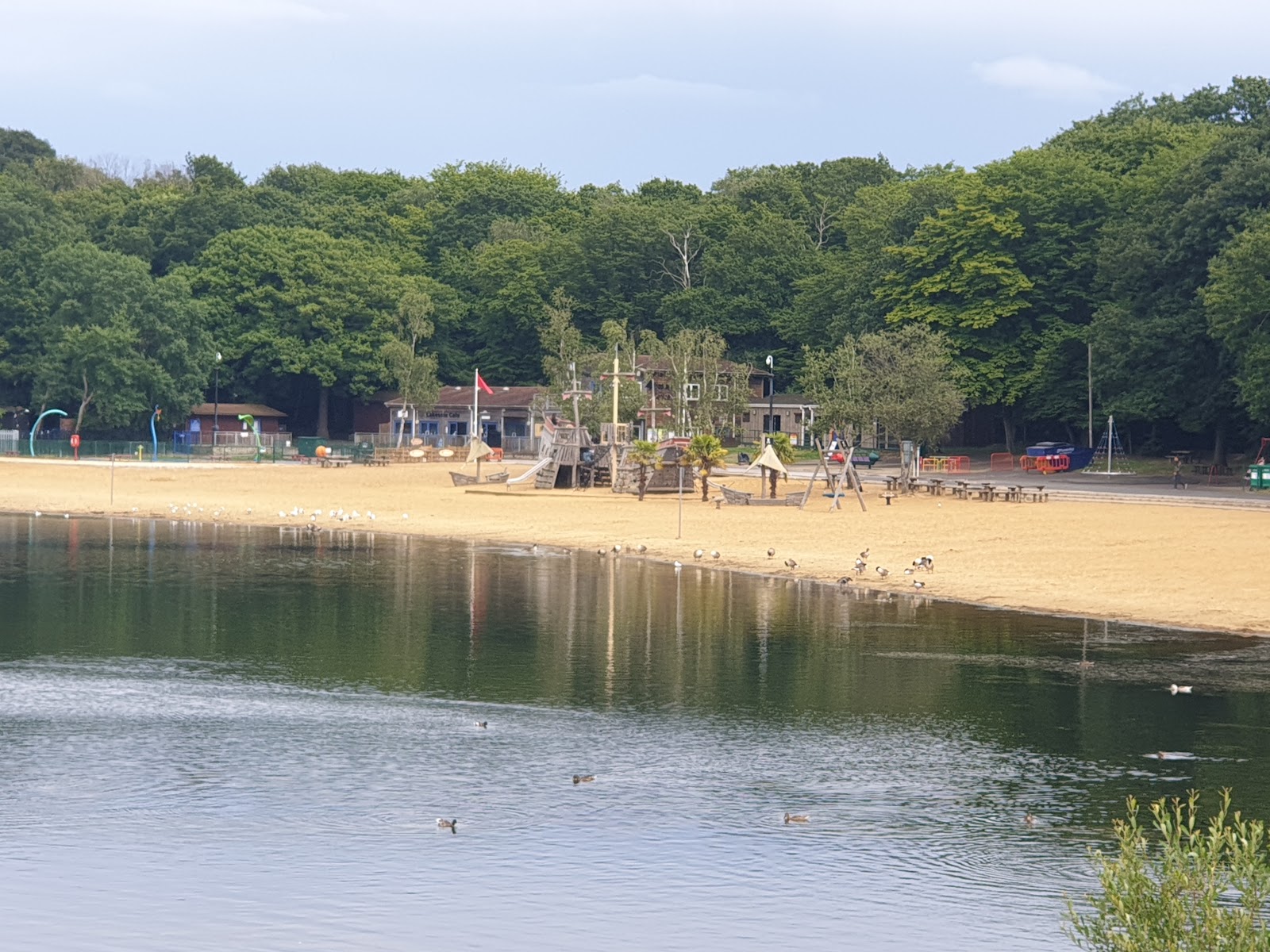 Foto van Ruislip Lido strand met turquoise puur water oppervlakte