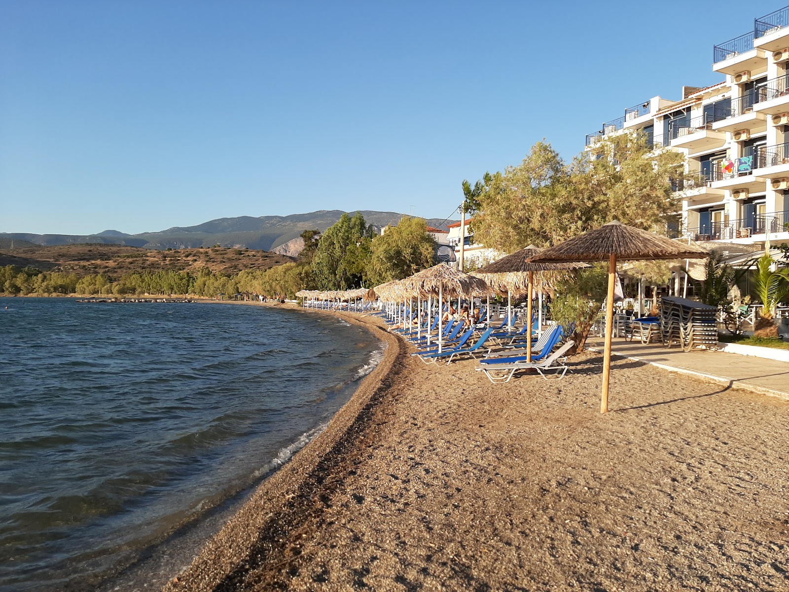 Fotografie cu Itea beach cu o suprafață de pietricel gri fin