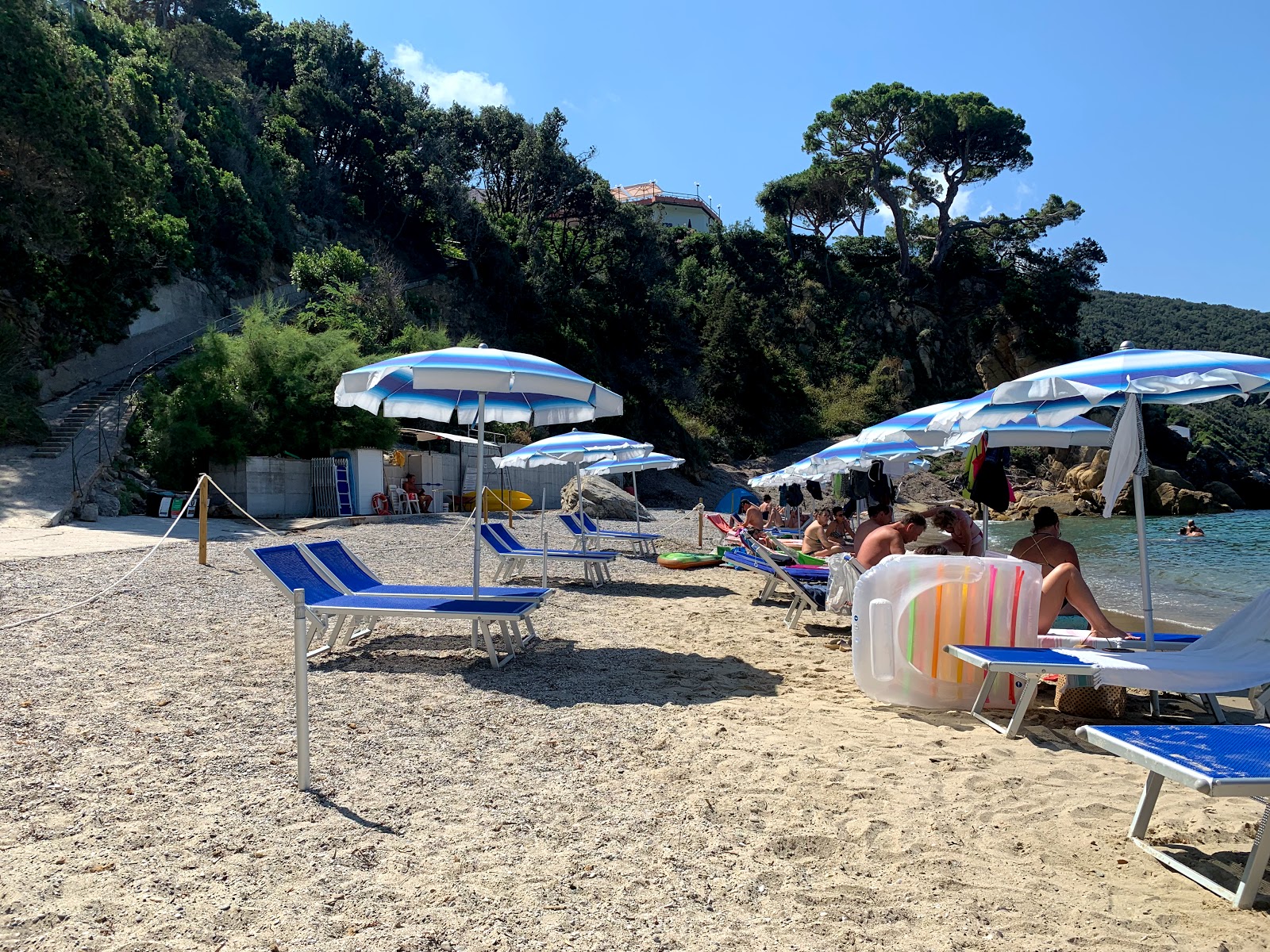 Fotografie cu Spiaggia del Viticcio II cu o suprafață de apa pură turcoaz