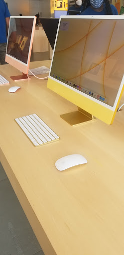 Computer Store «Apple Friendly Center», reviews and photos, 3320 W Friendly Ave, Greensboro, NC 27410, USA