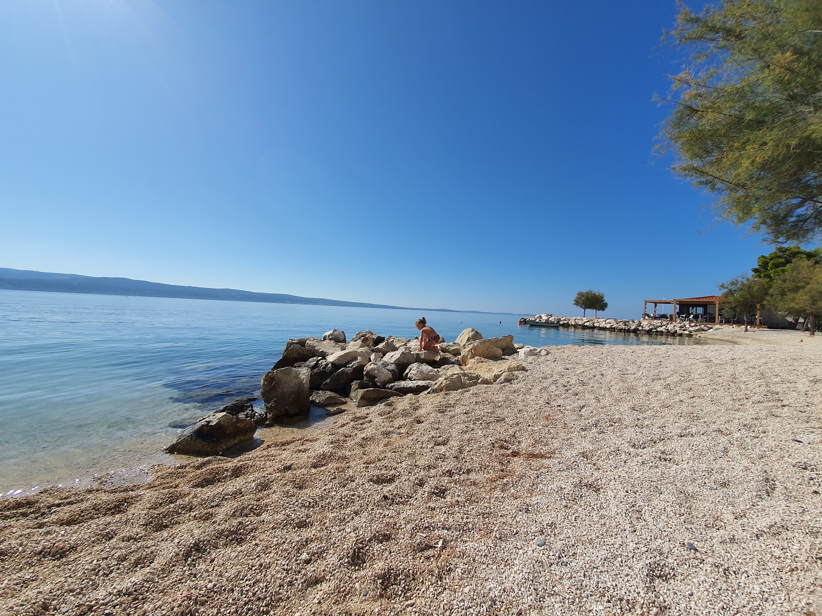 Fotografie cu Plaja Dugi Rat II - locul popular printre cunoscătorii de relaxare