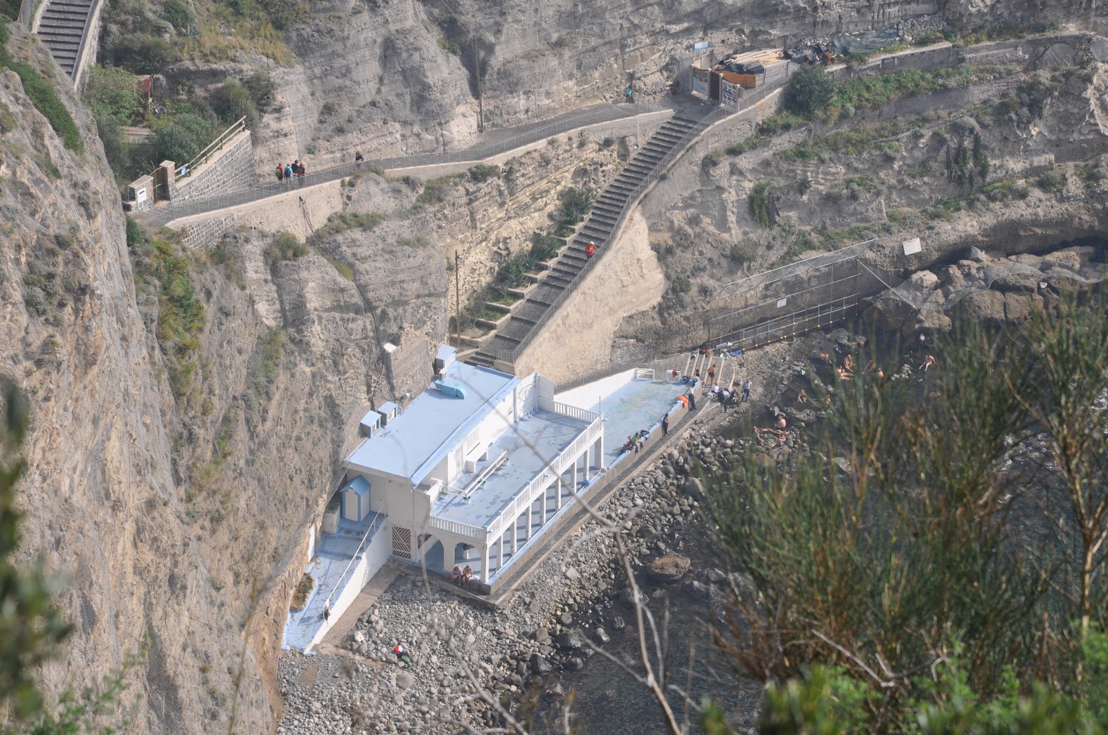 Foto de Baia di Sorgeto respaldado por acantilados