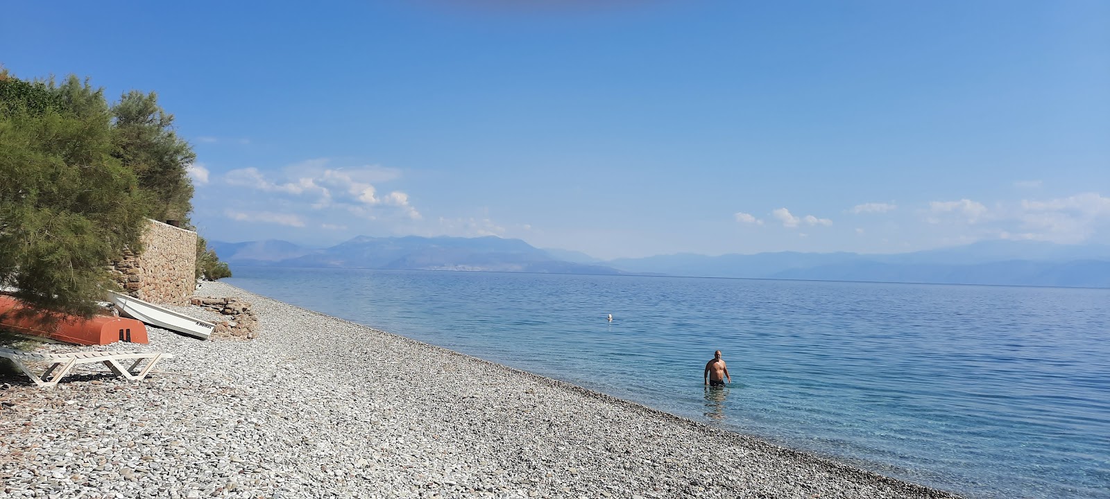Aigeiras Beach'in fotoğrafı geniş bir kıyı şeridi ile birlikte