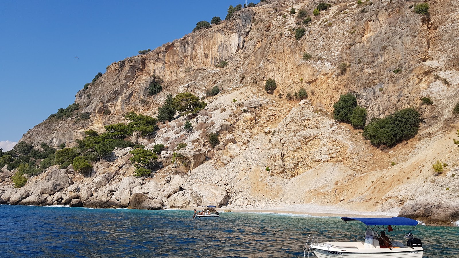 Fotografie cu Blue Cave beach cu o suprafață de apa pură turcoaz
