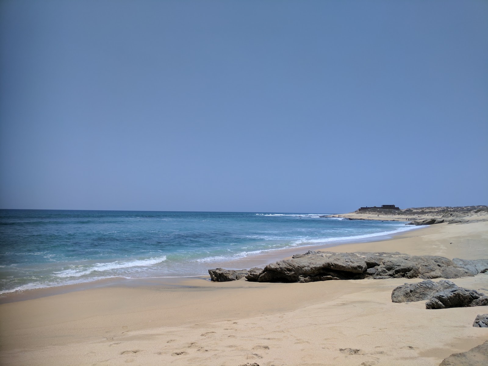 Foto von Playa Santa Agueda mit heller sand Oberfläche
