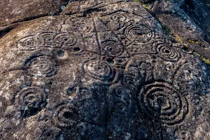 Petroglifos de Mogor image