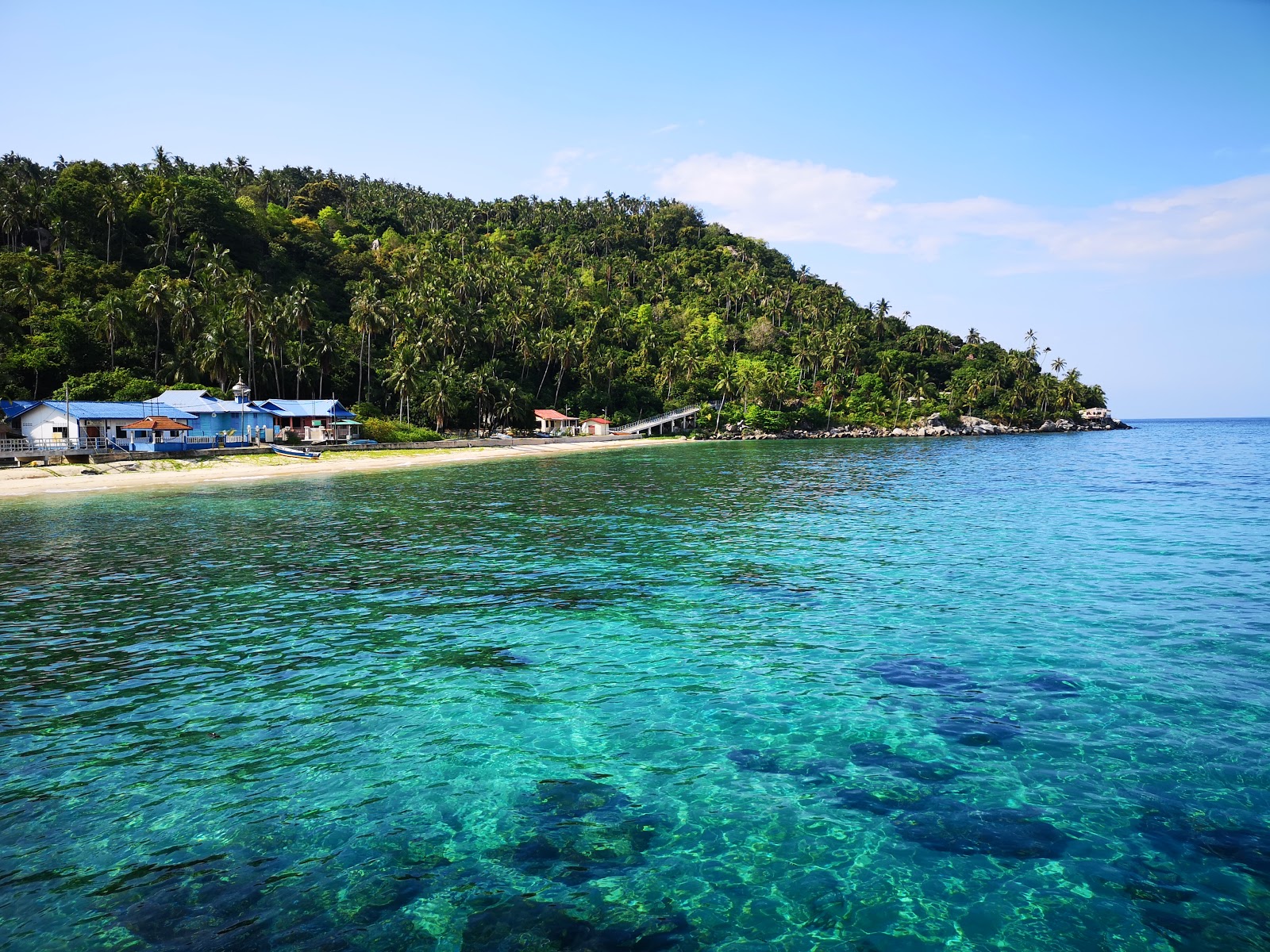 Foto de Dayang Island Resort com areia branca superfície