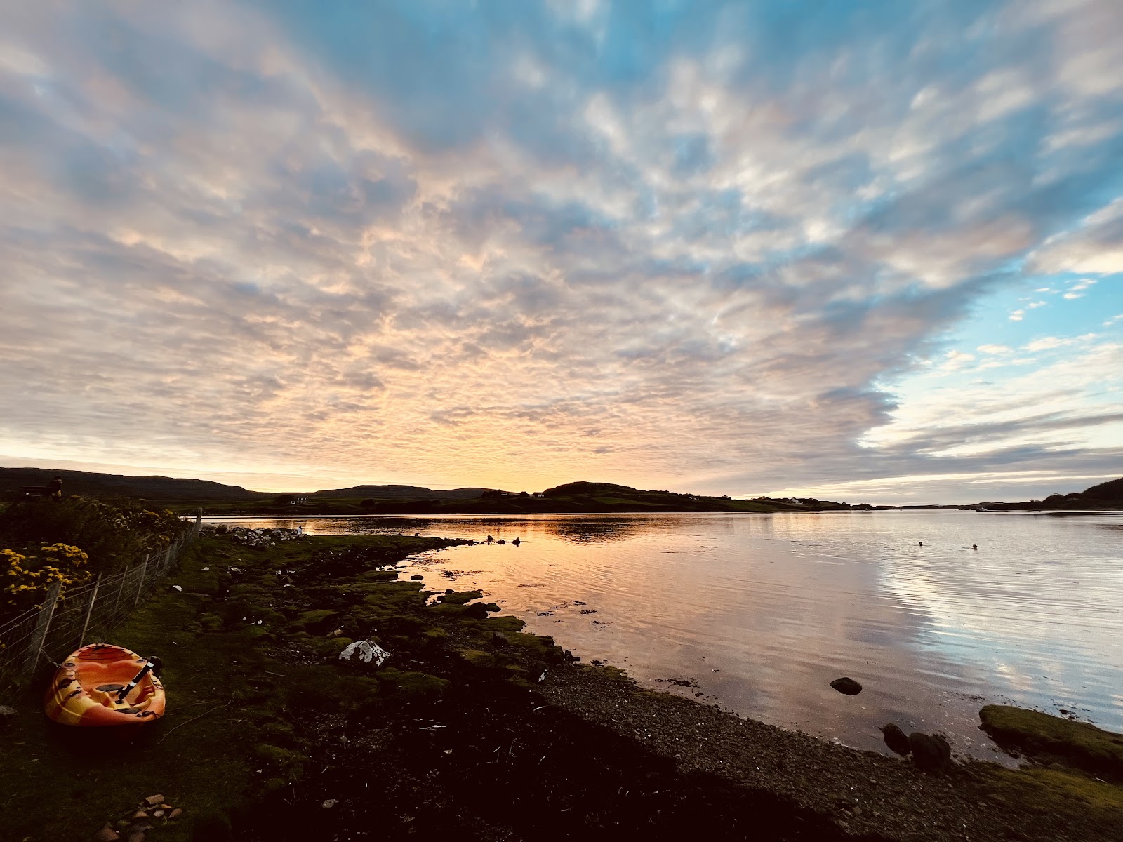 Photo de Kinloch Beach avec l'eau turquoise de surface