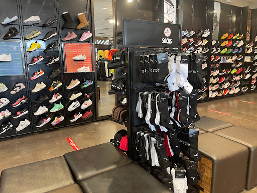 Shoe Store «Foot Locker», reviews and photos, 990 Gulfgate Center Mall, Houston, TX 77087, USA