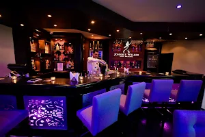 Le 4 Lounge Bar image