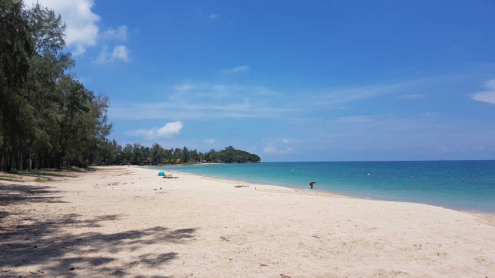 Phra Ae Beach的照片 带有碧绿色纯水表面