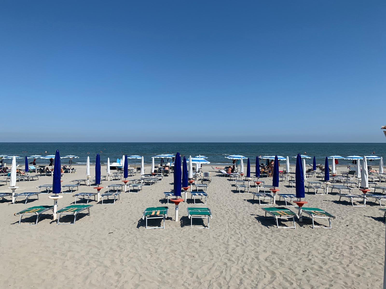 Fotografija Barricata plaža z turkizna čista voda površino