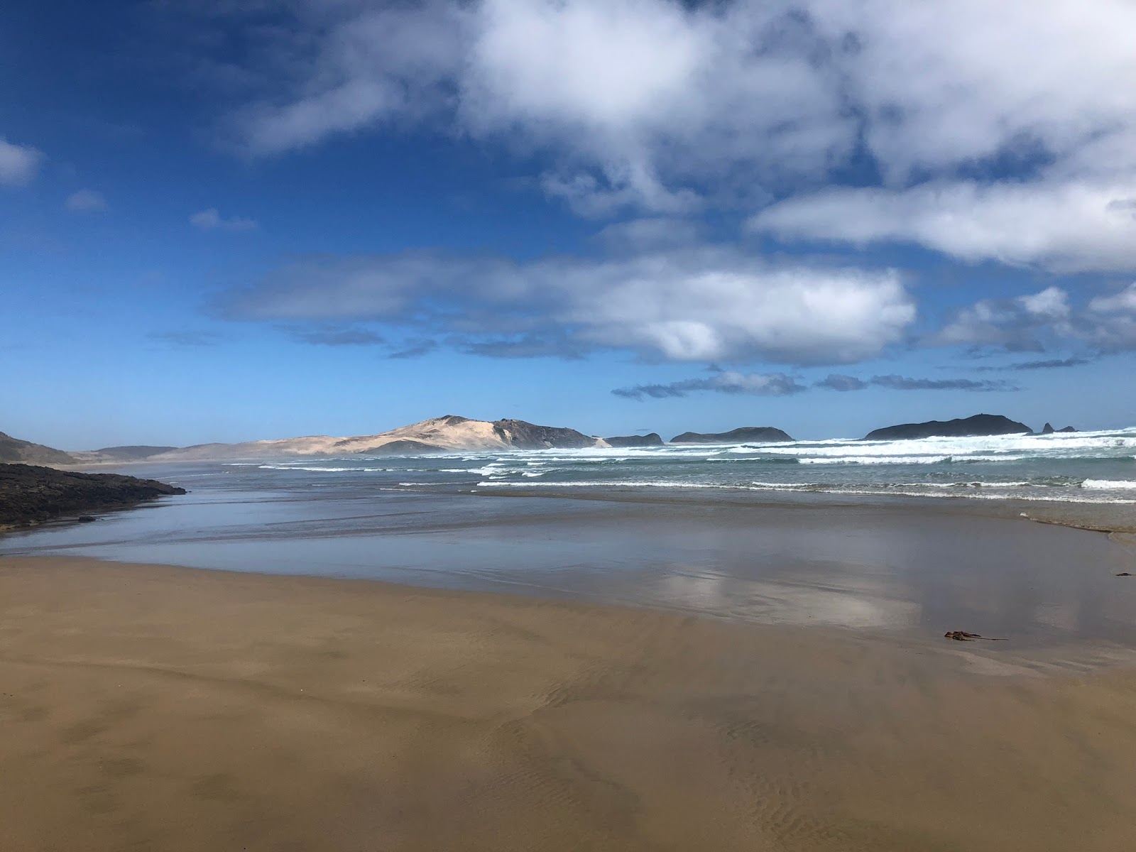 Photo of Te Werahi Beach surrounded by mountains