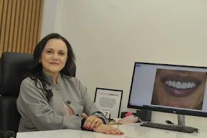 Dra. Clarissa Freitas - Especialista em facetas de porcelana em Campinas image