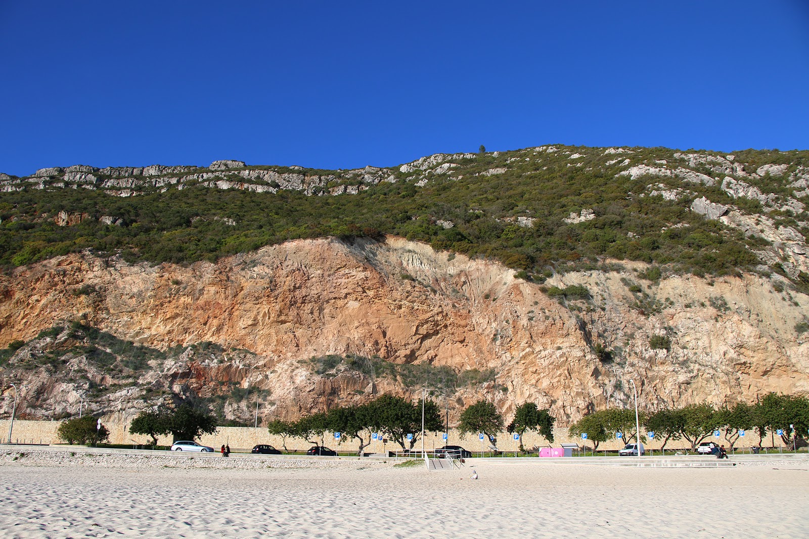 Fotografija Praia da Figueirinha z beli fini pesek površino