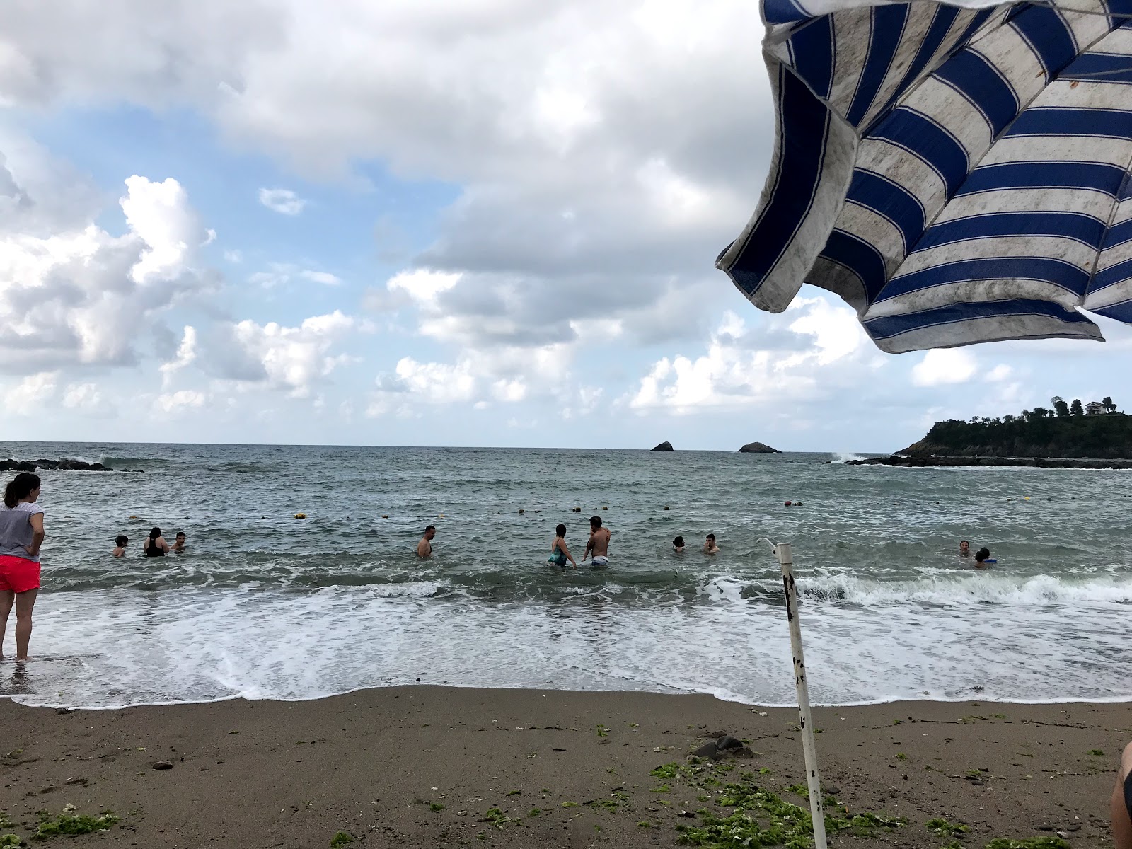 Kaynarca海滩的照片 带有碧绿色纯水表面