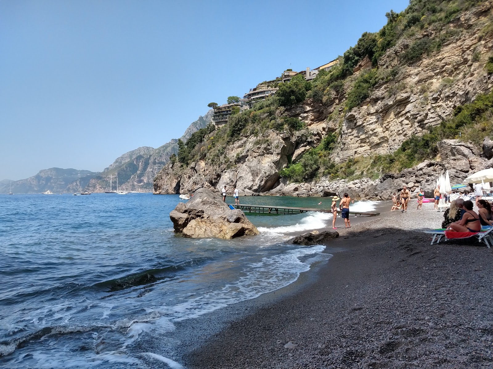 Spiaggia di via Laurito的照片 带有灰色细卵石表面