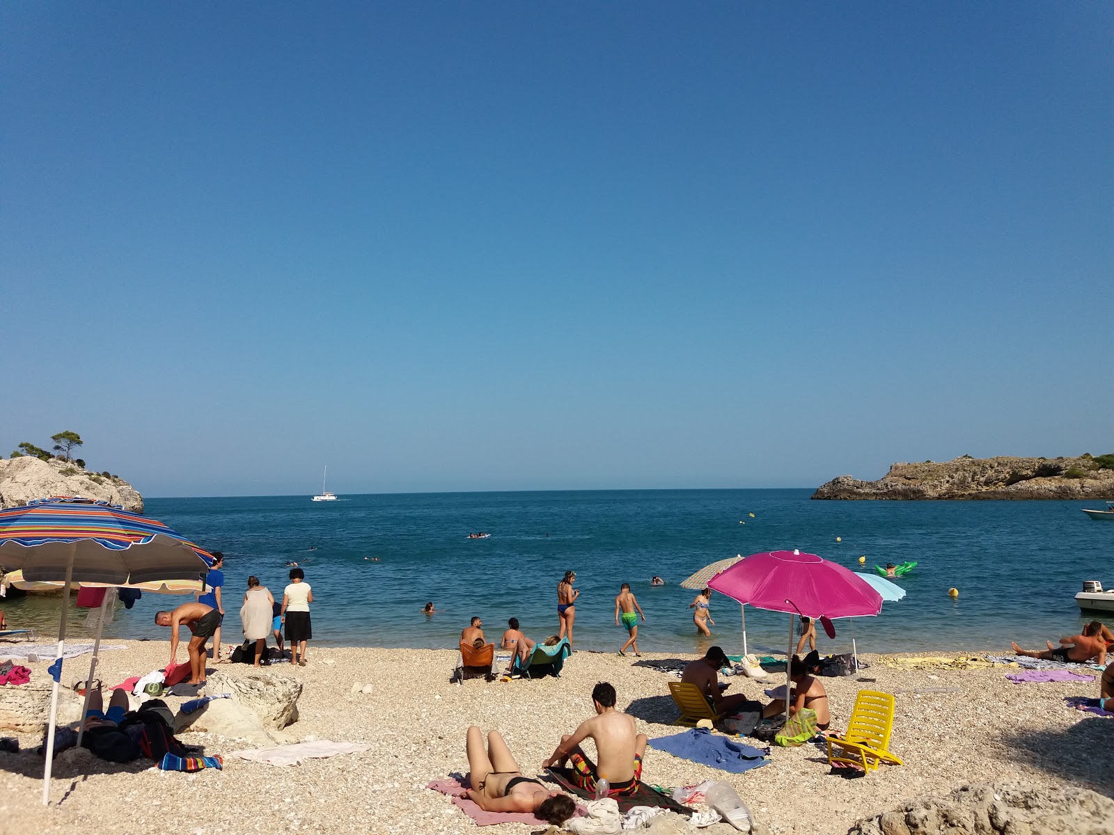 Foto di Spiaggia di Portogreco circondato da montagne