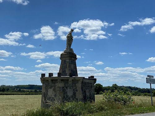 attractions Statue vierge face au canal du Nivernais Champvert