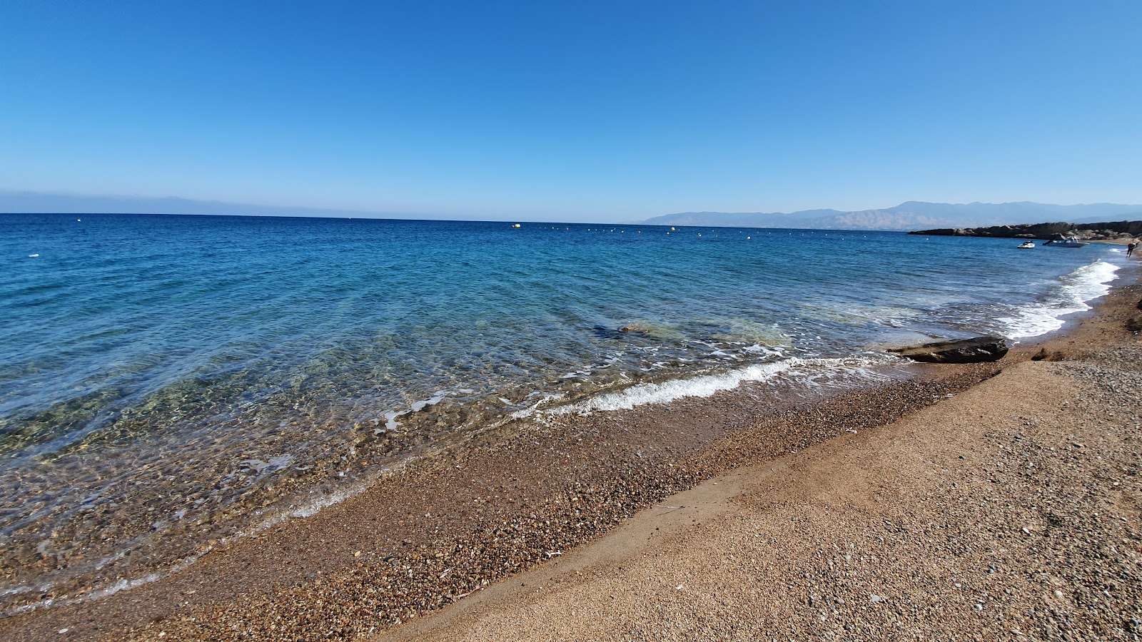 Anassa beach'in fotoğrafı turkuaz saf su yüzey ile