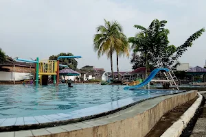 Kolam Renang Waikiki image