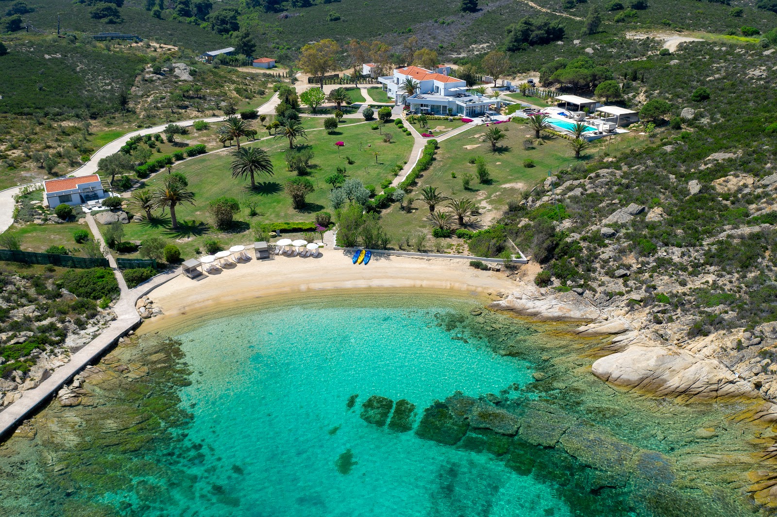 Foto von Diaporos beach X mit heller sand Oberfläche