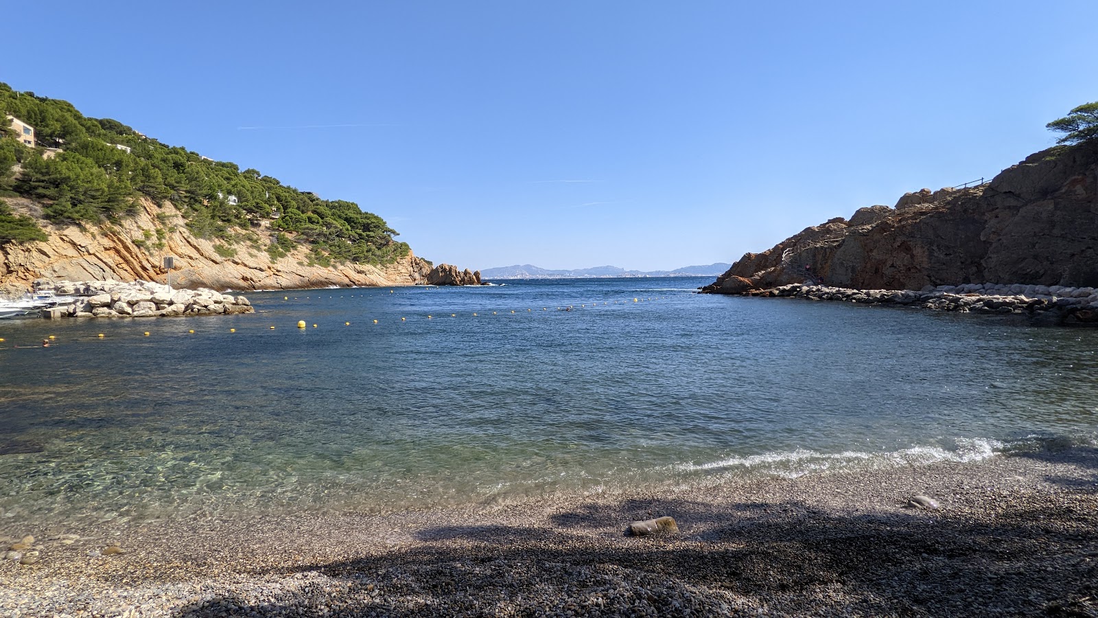 Plage de la Calanque des Figuieres'in fotoğrafı dağlarla çevrili