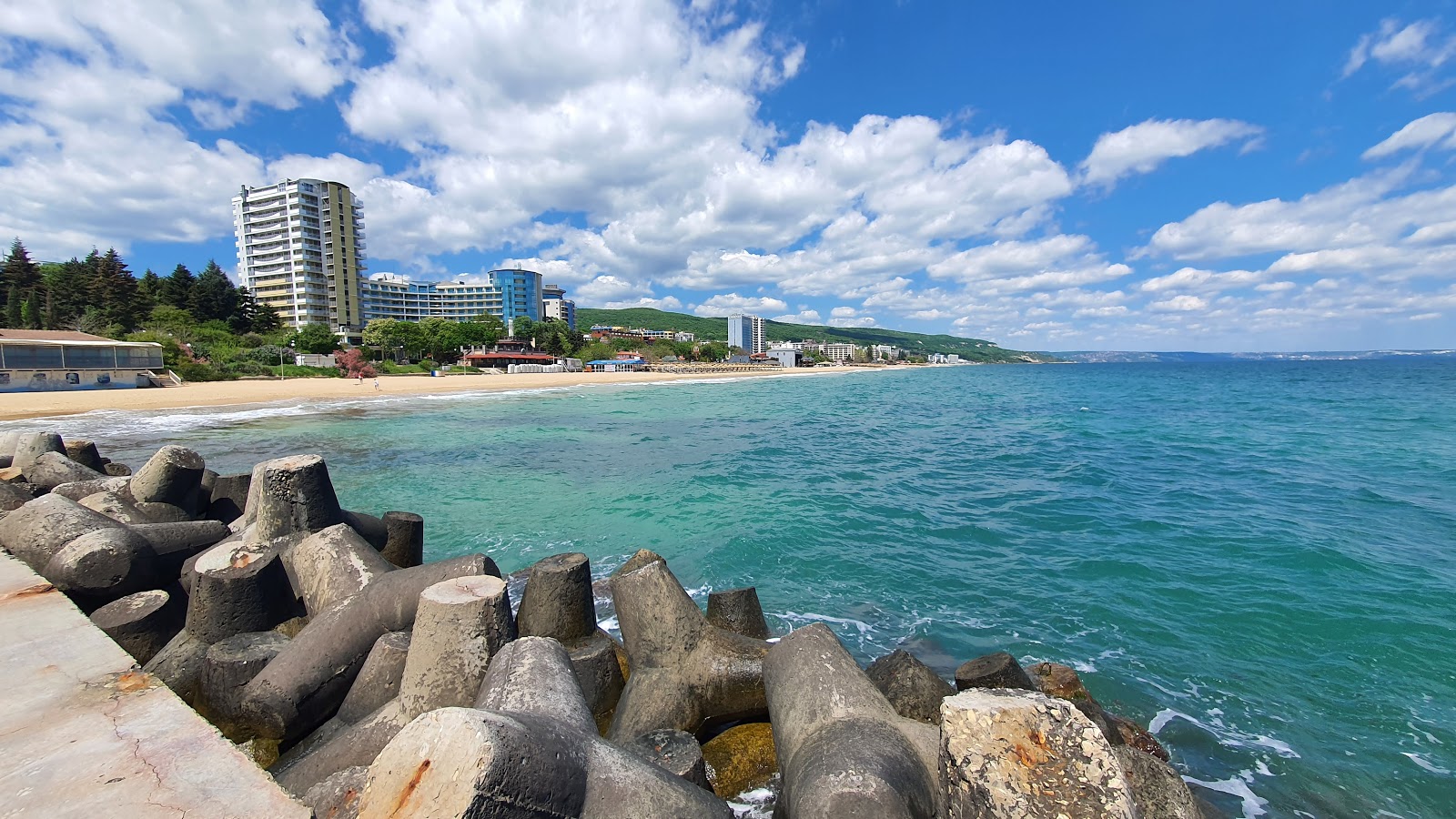 Riviera beach的照片 带有细腻的米色沙子表面