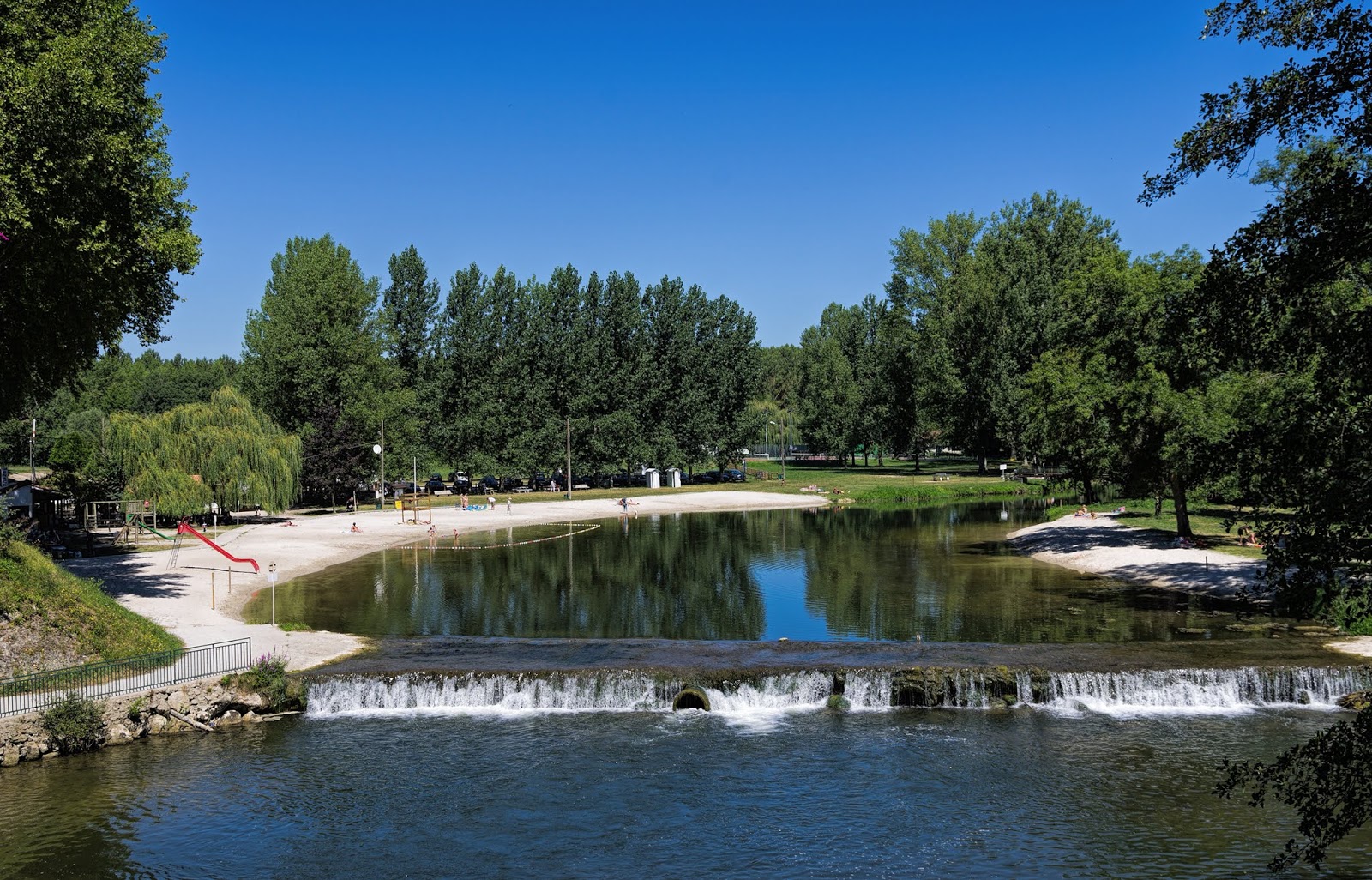 Foto di Plage la Dronne con una superficie del sabbia beige
