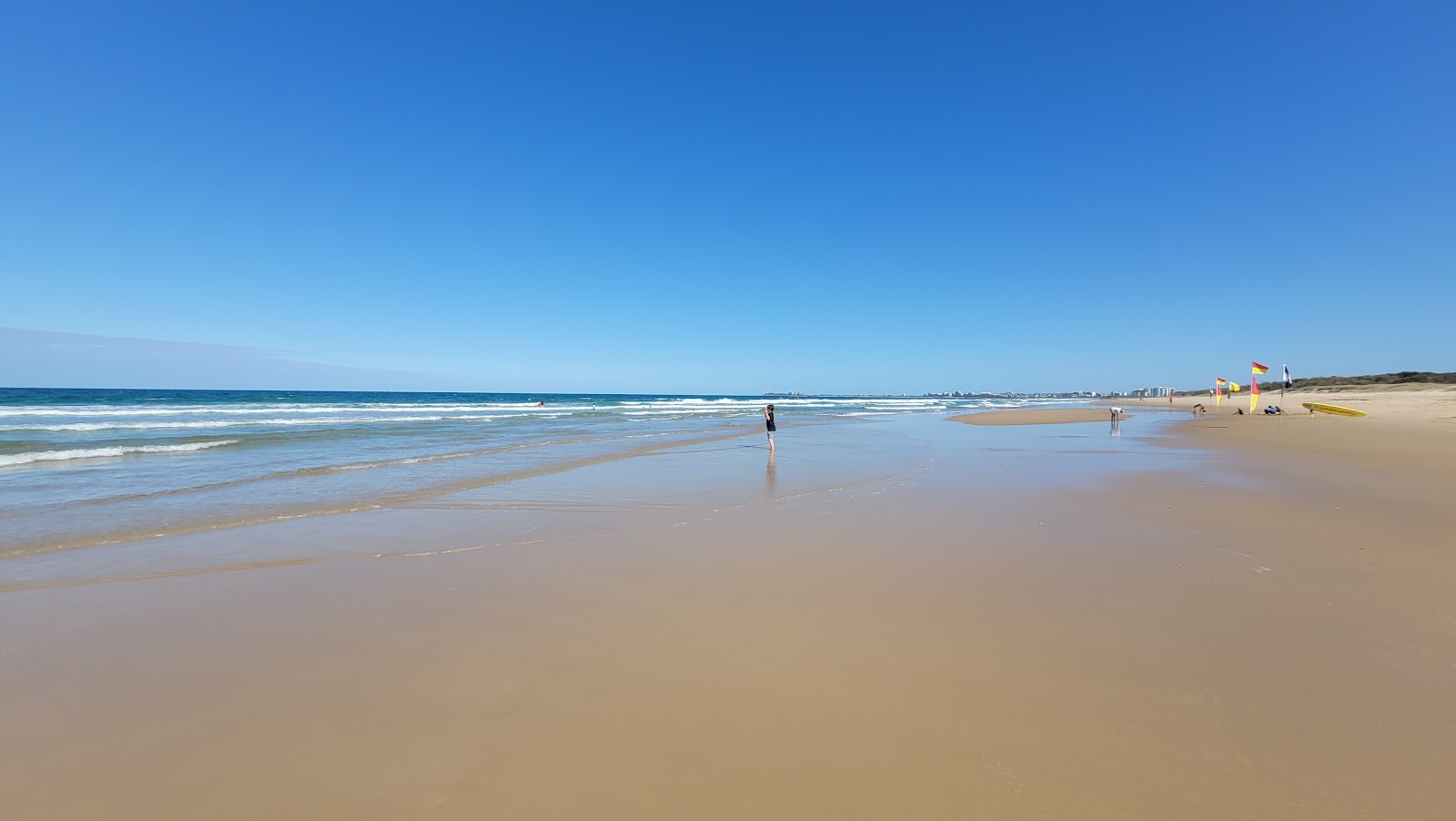 Foto di Mudjimba Dog Beach con una superficie del sabbia luminosa