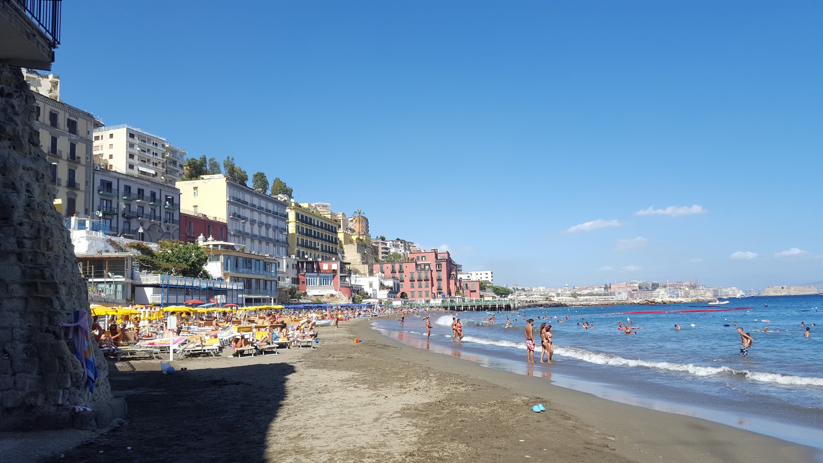 Fotografija Spiaggia di via Posillipo II z modra voda površino