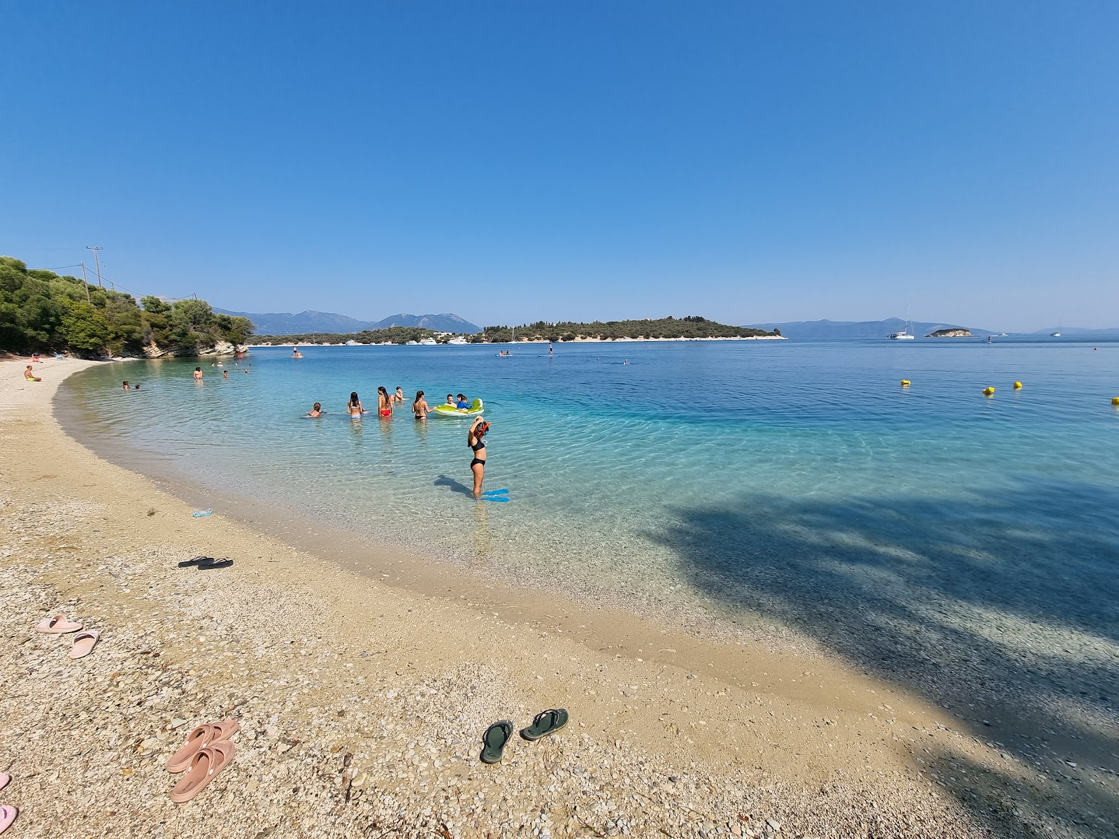 Fanari Beach'in fotoğrafı düz bir kıyı şeridi ile birlikte